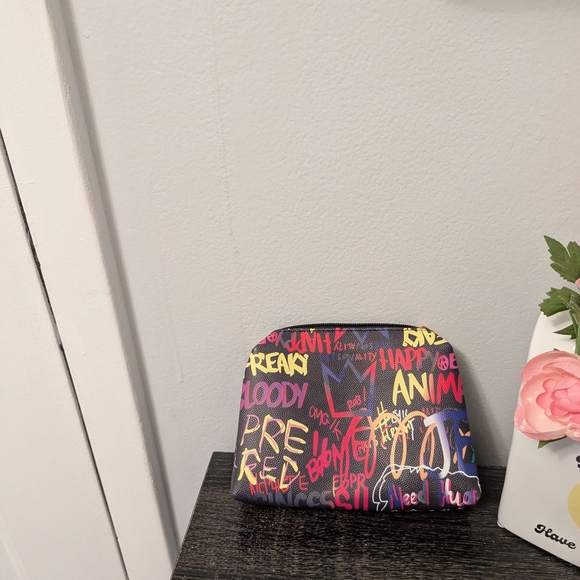 Graffiti Print Spike.lack a.d Gold Shoulder Bag with Chain Strap and Flap Design - Picture 4 of 4